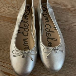 Women’s Sam Edelman  Felicia silver flats!